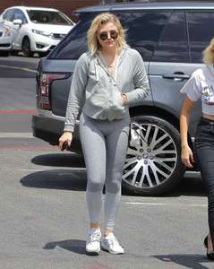 Chloe-Moretz-in-tight-leggings--18.jpg