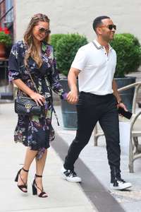 Chrissy-Teigen-out-in-New-York--02.jpg