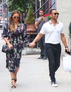 Chrissy-Teigen-out-in-New-York--03.jpg