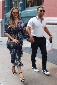 Chrissy-Teigen-out-in-New-York--07.jpg