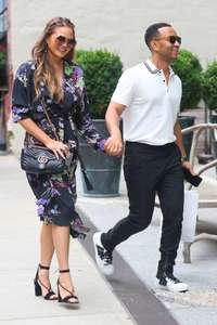 Chrissy-Teigen-out-in-New-York--08.jpg