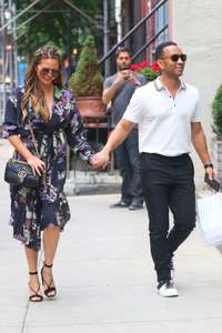 Chrissy-Teigen-out-in-New-York--09.jpg