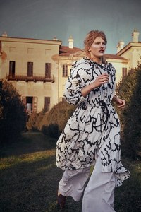 ELLE-Romania-July-2017-Niki-Trevilova-by-Micheal-Groeger-9.jpg
