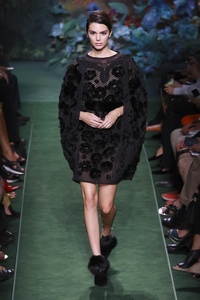 Fendi-Couture-FW17-Paris-8953-1499288843-bigthumb.jpg