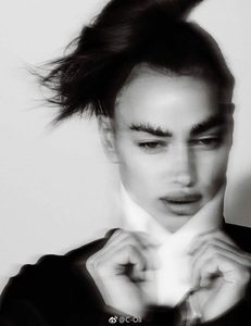 Irina-Shayk-by-Mario-Testino-for-Vogue-Spain-August-2017-1-760x985.thumb.jpg.dd32058b6f41ca85f6cc7c32a00db13c.jpg