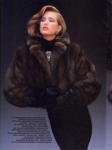 Issermann_Vogue_US_December_1984_03.thumb.jpg.b0261fe7b26f56510bae2980b974e46a.jpg