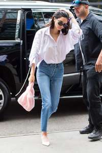 Kendall-Jenner-in-Jeans--01.jpg