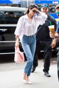 Kendall-Jenner-in-Jeans--03.jpg