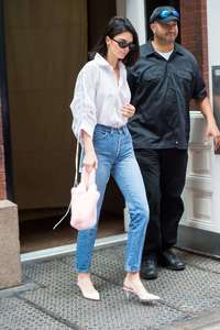 Kendall-Jenner-in-Jeans--05.jpg