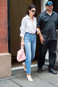 Kendall-Jenner-in-Jeans--09.jpg