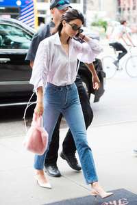Kendall-Jenner-in-Jeans--11.jpg
