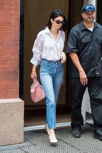 Kendall-Jenner-in-Jeans--16.jpg