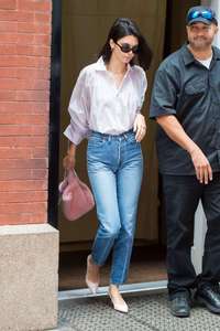 Kendall-Jenner-in-Jeans--17.jpg