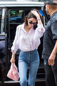 Kendall-Jenner-in-Jeans--20.jpg