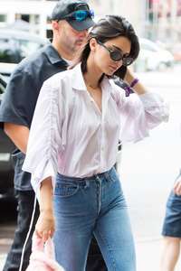 Kendall-Jenner-in-Jeans--21.jpg