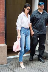 Kendall-Jenner-in-Jeans--24.jpg