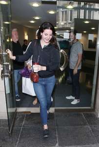 Lana-Del-Ray-at-Venture-House-in-London--05.thumb.jpg.239c28f8512d23f7af71ea80d9392a51.jpg