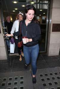 Lana-Del-Ray-at-Venture-House-in-London--06.thumb.jpg.e6bf71baf84845869c8a30ee3079c53e.jpg