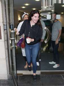 Lana-Del-Ray-at-Venture-House-in-London--07.thumb.jpg.22d063b2061b5aad75e8be8893c7fe79.jpg