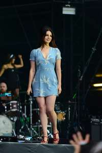 Lana-Del-Rey-Performs-at-Lollapalooza--05.jpg
