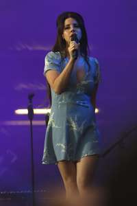 Lana-Del-Rey-Performs-at-Lollapalooza--07.jpg