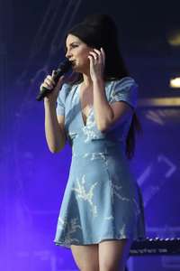 Lana-Del-Rey-Performs-at-Lollapalooza--16.jpg