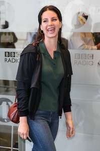 Lana-Del-Rey-at-BBC-Radio-1-Studios--01.jpg