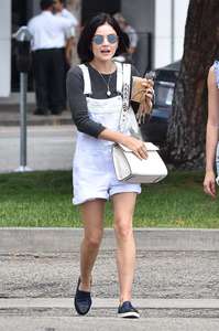 Lucy-Hale-at-Joans-on-Third-for-lunch--02.jpg