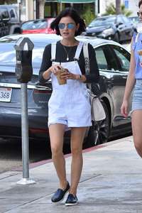 Lucy-Hale-at-Joans-on-Third-for-lunch--06.jpg