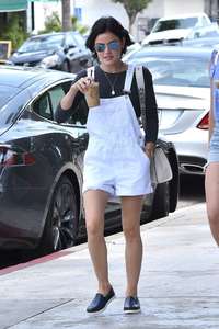 Lucy-Hale-at-Joans-on-Third-for-lunch--09.jpg