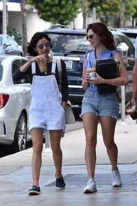 Lucy-Hale-at-Joans-on-Third-for-lunch--11.jpg