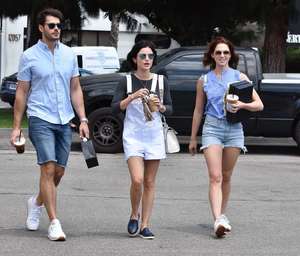 Lucy-Hale-at-Joans-on-Third-for-lunch--12.jpg