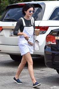 Lucy-Hale-at-Joans-on-Third-for-lunch--13.jpg