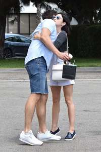 Lucy-Hale-at-Joans-on-Third-for-lunch--16.jpg