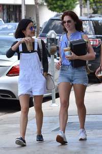 Lucy-Hale-at-Joans-on-Third-for-lunch--23.jpg