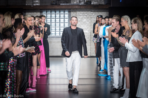 Michael-Michalsky-MBFW-Berlin-SS18-810222.thumb.jpg.61b0cabaf726fd9271e171e450f7cb0d.jpg