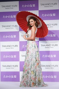 MirandaKerrTakanoYuri-12.thumb.jpg.1beeef88cc77224122b3e66540c70eb6.jpg