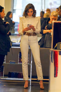 Olivia-Culpo--Leaving-the-Marc-Jacobs-Store--02.jpg