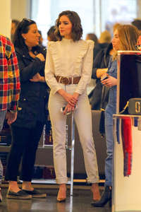 Olivia-Culpo--Leaving-the-Marc-Jacobs-Store--08.jpg