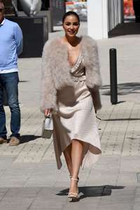 Olivia-Culpo-out-in-Miami--09.jpg