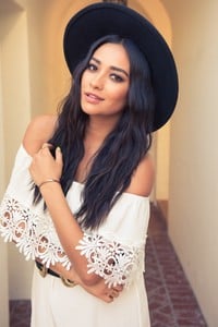 Shay_Mitchell-40-728x1090.thumb.jpg.4704e365b17a282af8f1911f88ccbaed.jpg