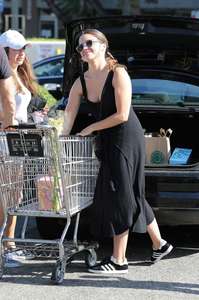 Sophia-Bush--Shopping-in-West-Hollywood--04.thumb.jpg.9ec2b82714a49d70932ca41c4e563210.jpg