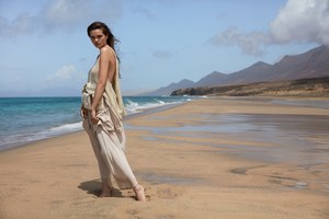 Vogue-Arabia-August-2017-Caitie-Greene-by-Lukasz-Pukowiec-3.thumb.jpg.2cfd4bf781e55005150bfc8a04e18cc1.jpg