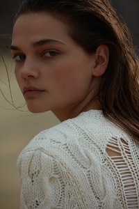 Vogue-Arabia-August-2017-Caitie-Greene-by-Lukasz-Pukowiec-4.thumb.jpg.cd120df770a971a5839a4b529507f922.jpg