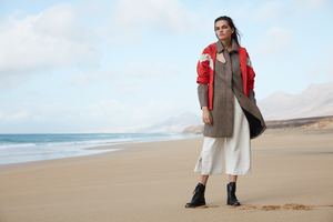 Vogue-Arabia-August-2017-Caitie-Greene-by-Lukasz-Pukowiec-5.thumb.jpg.dc89fc92aa8c5c3217f67c28b2ee108b.jpg