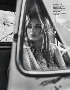 Vogue-Taiwan-August-2017-Bregje-Heinen-1-2.jpg