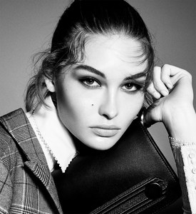 ZARA-Fall-Winter-2017-by-Steven-Meisel-1.thumb.jpg.11682b1506b728cacc3cac209b0cc1b1.jpg