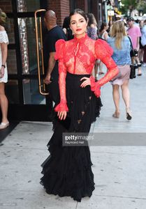 actress-olivia-culpo-is-seen-in-walking-in-soho-on-june-20-2017-in-picture-id699147036.jpg