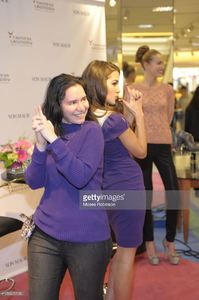 amy-hinson-and-miss-usa-olivia-culpo-attend-chinese-laundry-and-miss-picture-id156025193.jpg