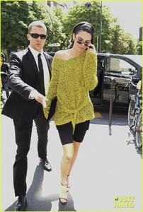 bella-hadid-kendall-jenner-paris-02.jpg